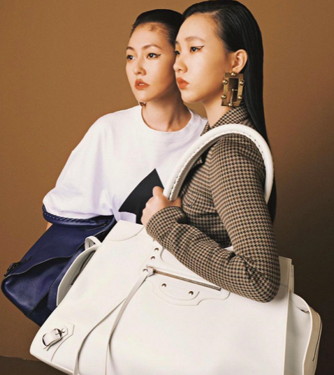 小S“嫉妒”女儿，许曦文对镜笑却被妈妈咬手指，母女俩表情冷漠