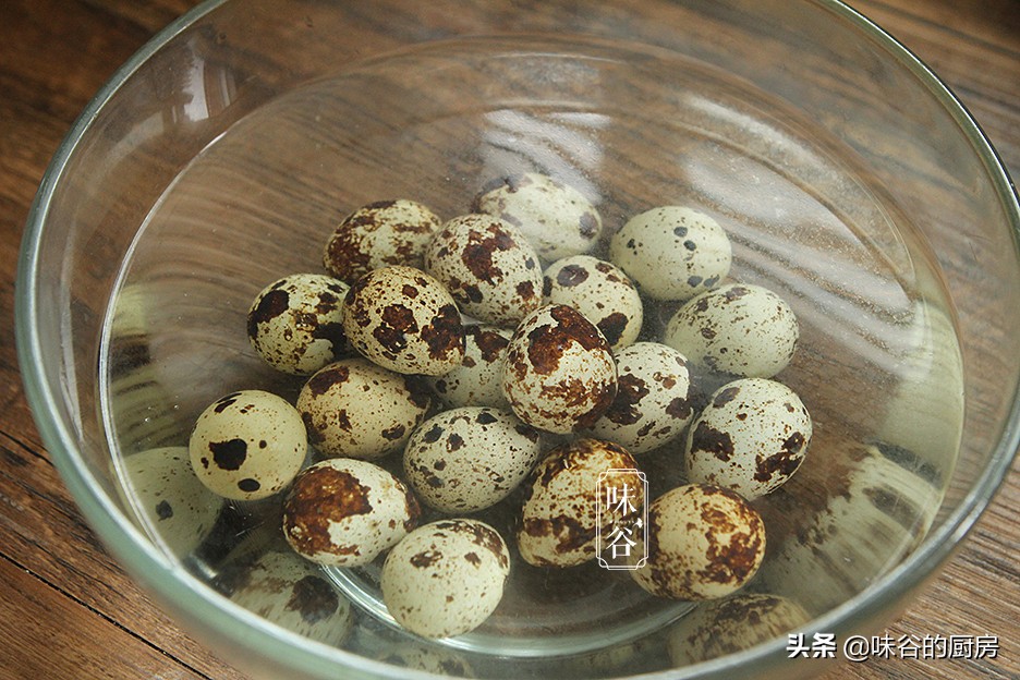 鹌鹑蛋好吃，皮难剥？看我妙招，5分钟剥一盘，个个光滑，超实用
