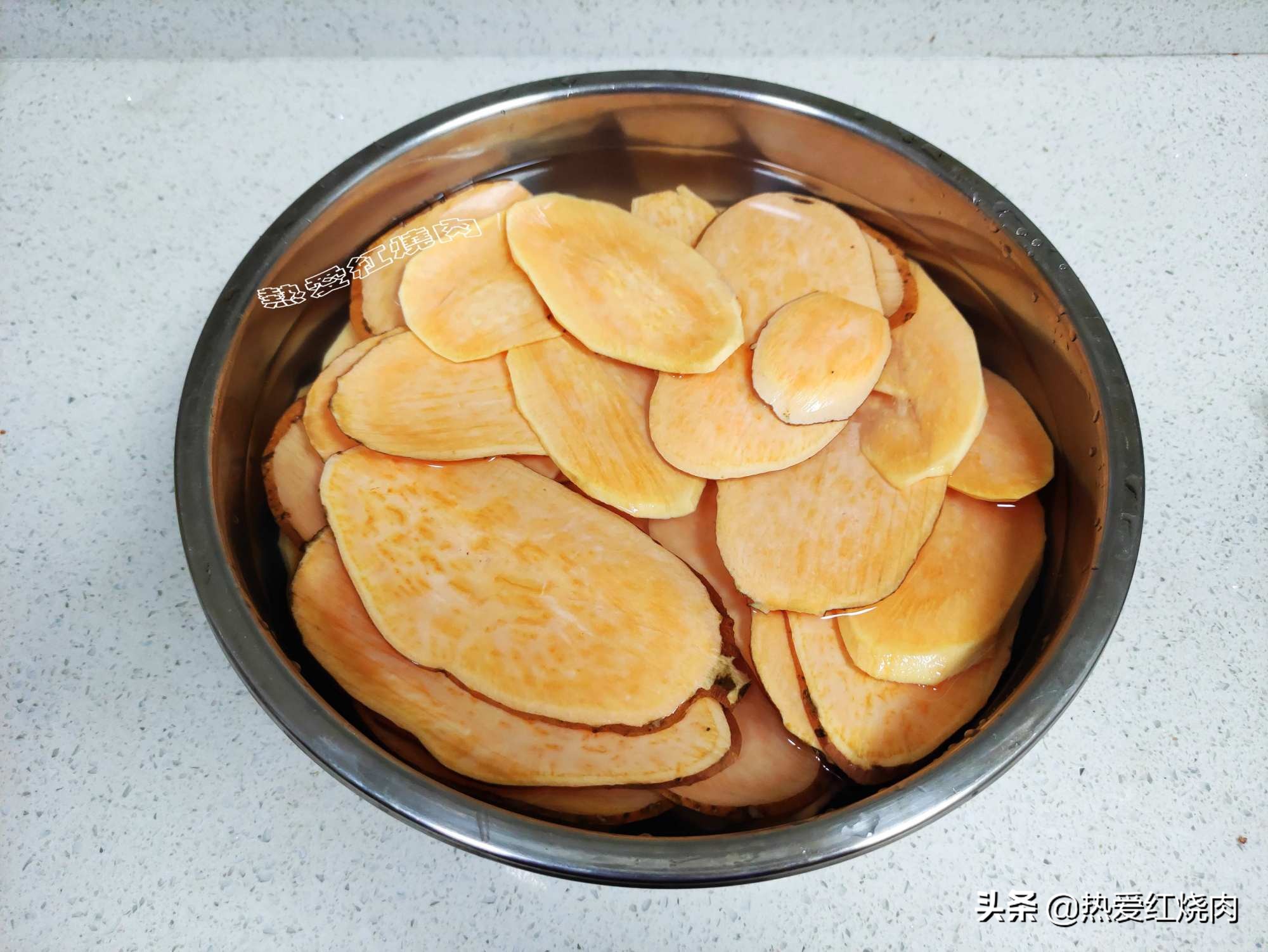 红薯的这个做法你一定要试试，又甜又脆嚼着咯吱吱，非油炸更健康