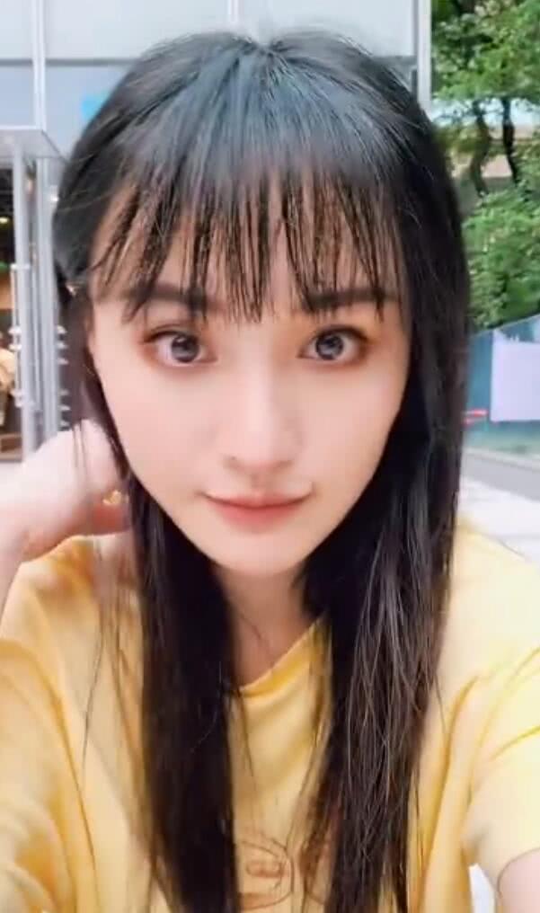 网友偶遇郑爽坐路边自拍，穿夹脚拖鞋超接地气，毫无偶像包袱