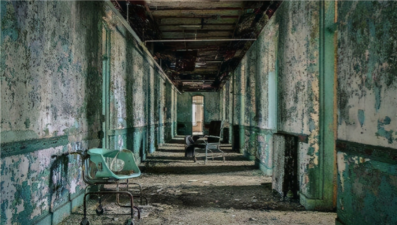 美国女记者装疯混入精神病院，遭受10日折磨，获救后已失去笑容