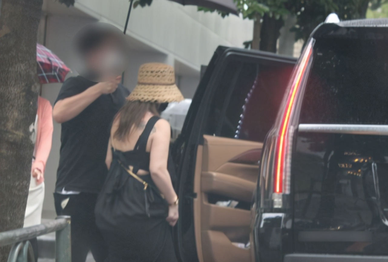 滨崎步二胎孕肚照首曝光，身材发福孕味十足，神秘男子悉心护送
