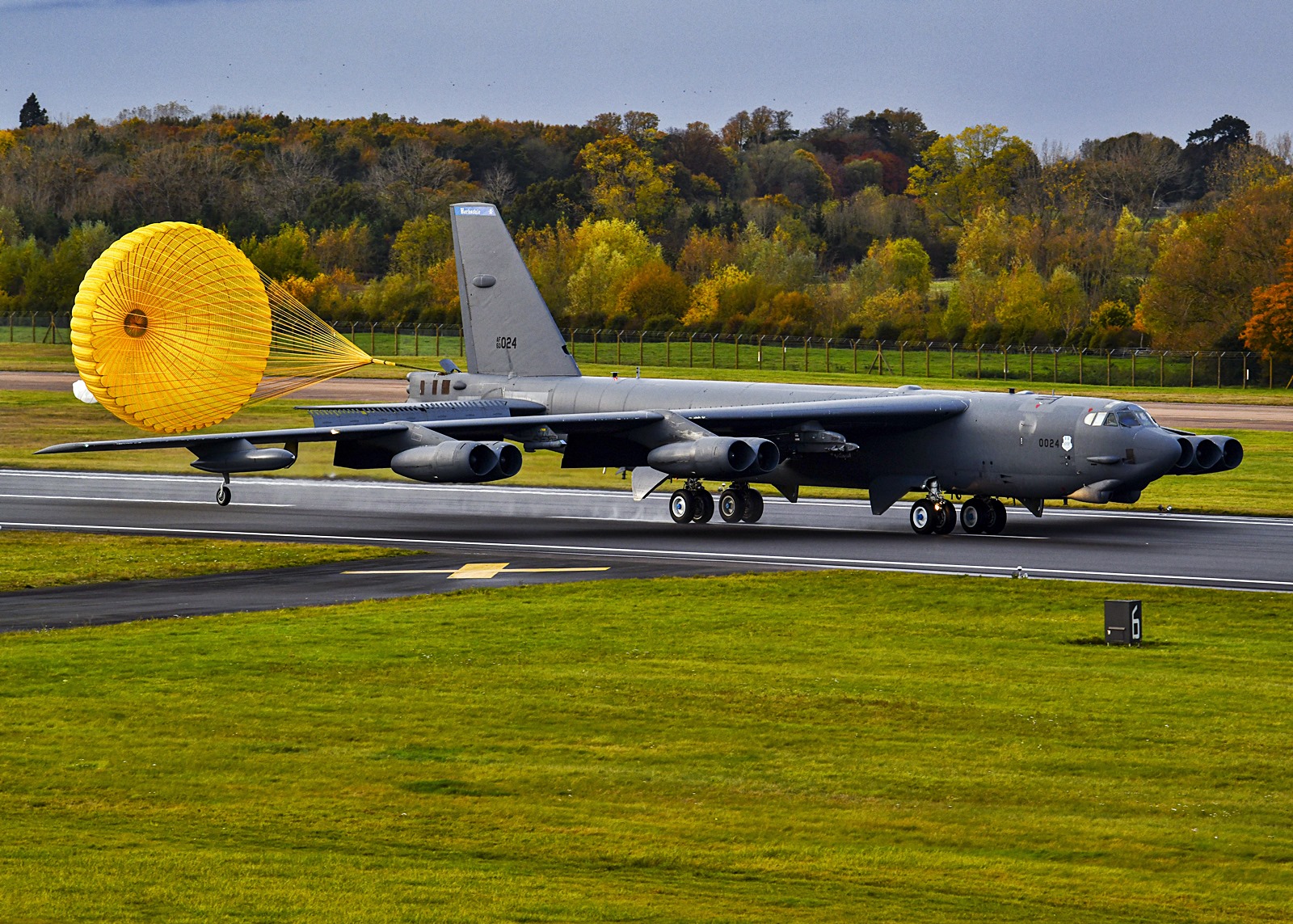 B52到底有多大？把它P到核航母上才明白，什么叫空中巨无霸