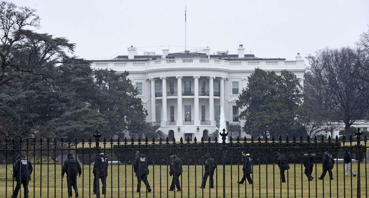 大选后担心爆发大动荡，数百美军待命，白宫架围栏全面封锁警戒