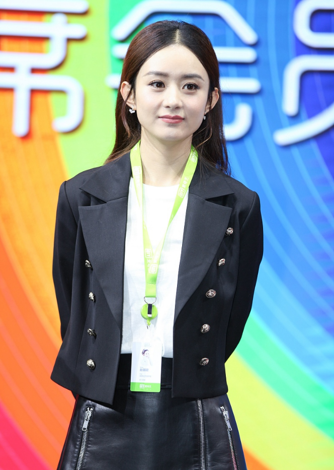 赵丽颖气质好乖巧，穿帅气的短皮裙，看起来还