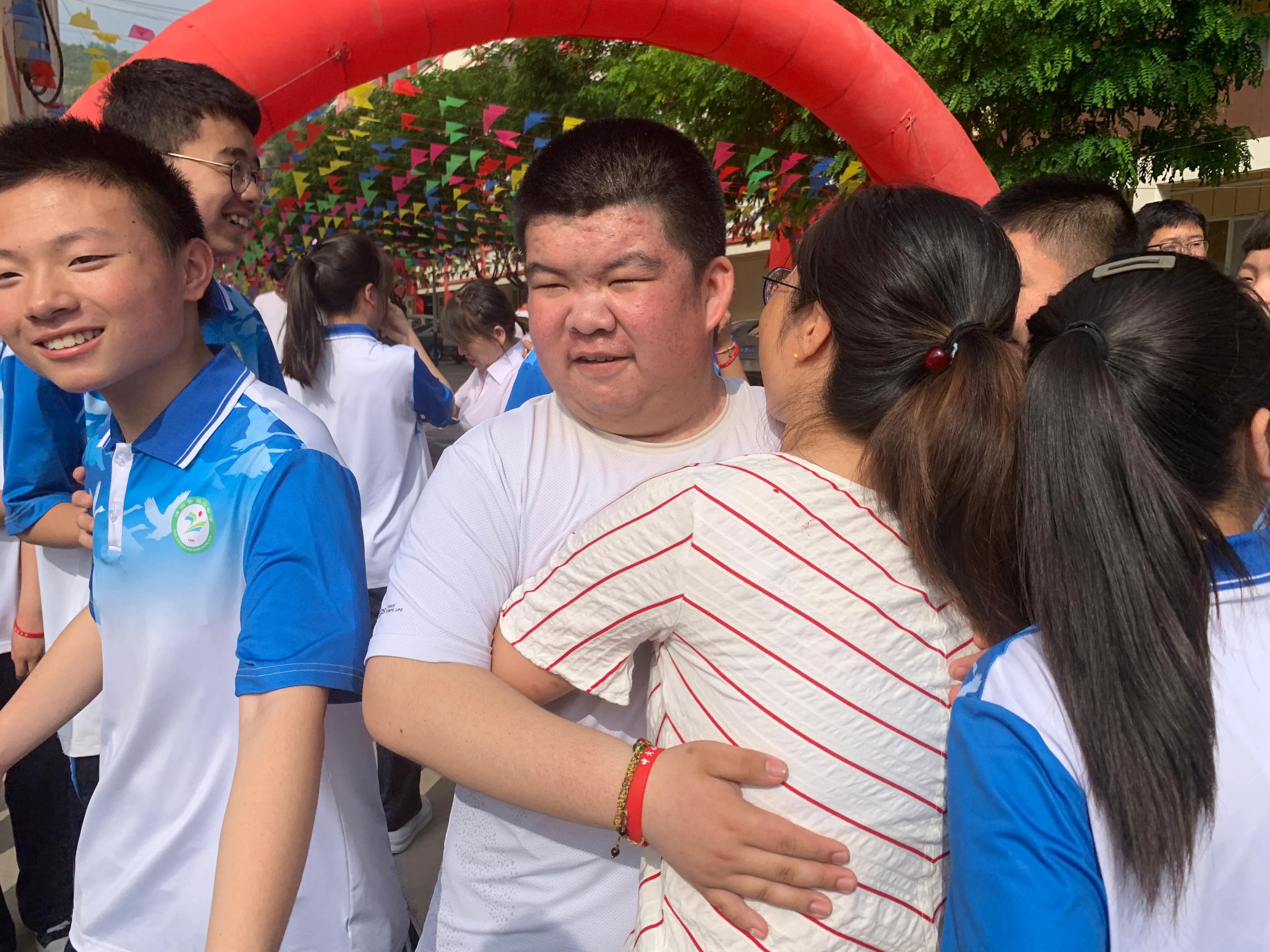 清澗縣昆山中學(xué)舉行2021屆畢業(yè)典禮(圖7) 清澗縣昆山中學(xué)舉行2021屆畢業(yè)典禮(圖7)