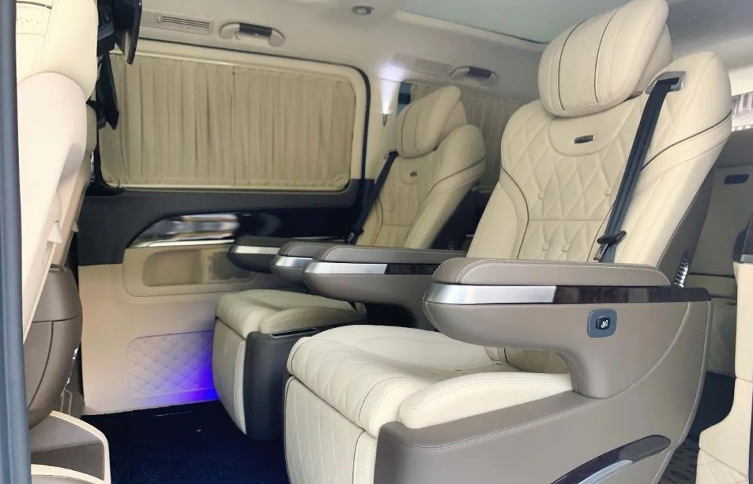 改装后的mercedes-benz v260内饰的第二排座椅采用了梅赛德斯·奔驰