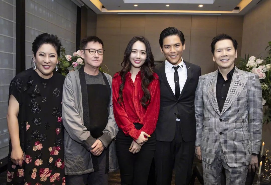 向佐父亲节因工作疫情和女儿分隔两地，向太申请开私人飞机接送