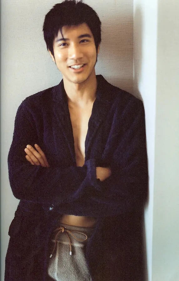 鬓角上也是密密麻麻的小卷毛,看着都"刺痒",有时候王力宏还特意弄个"