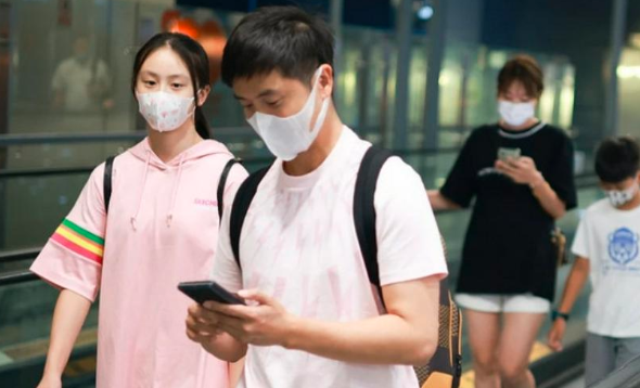 13岁森碟身高逼近1米7，与田亮同框似兄妹，长腿萝莉超有范儿