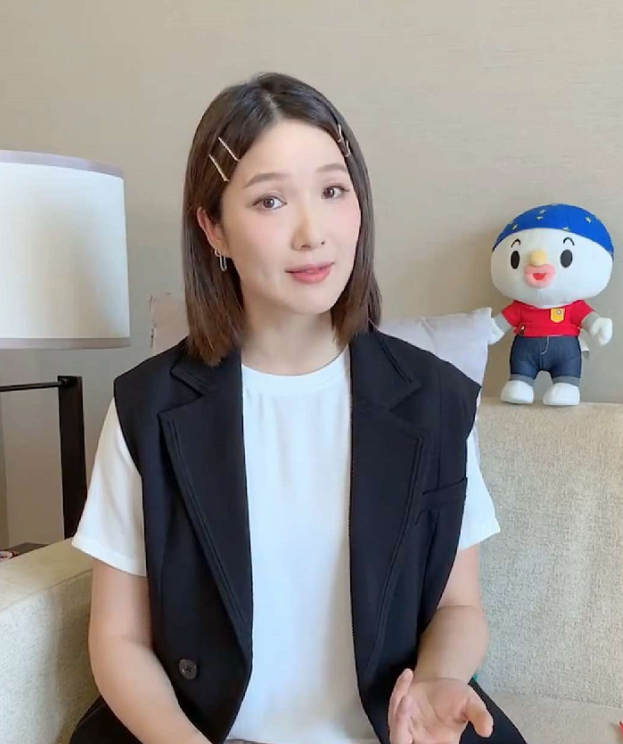 李亞男挺孕肚陪女兒上課，天韻露童真笑容，完全小王祖藍既視感