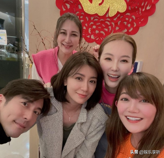 波妞與友人同框宛如小鳥依人，網友的關注點卻在她的胳膊上