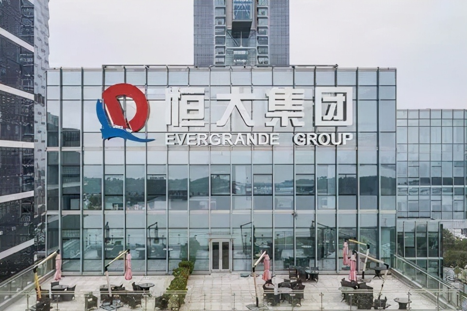 许家印：恒大快破产时，我陪香港富豪打牌，瘦了20斤，才拿到5亿