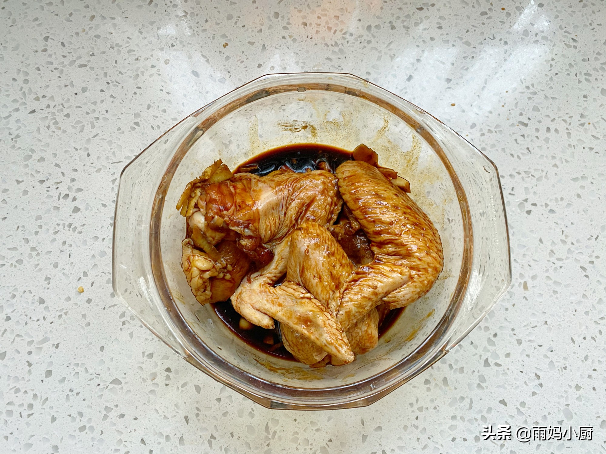 不用油炸不用紅燒，在家做焦香誘人的蒜香烤全翅，好吃到舔手指