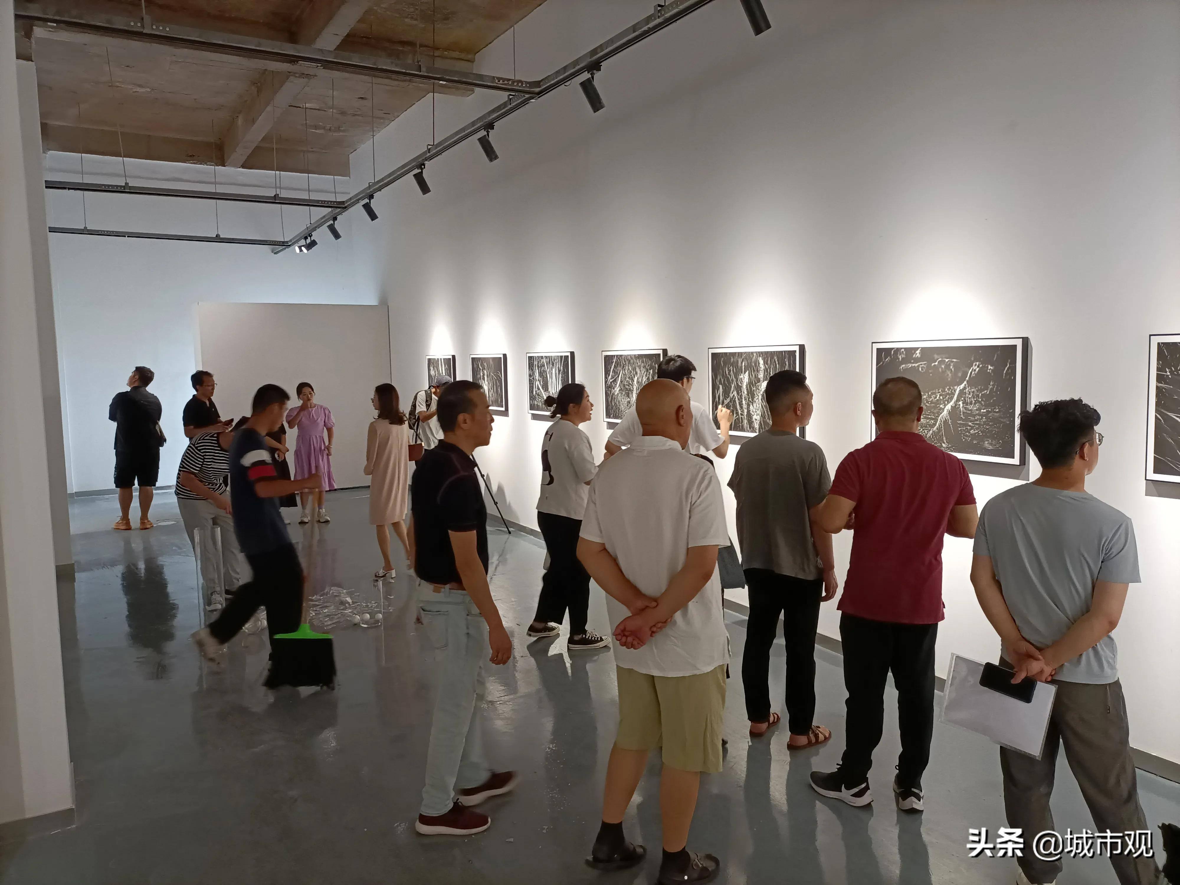 大展黔图《一轮·素念禅心》黄驿伦摄影作品在贵州师大美术馆展出