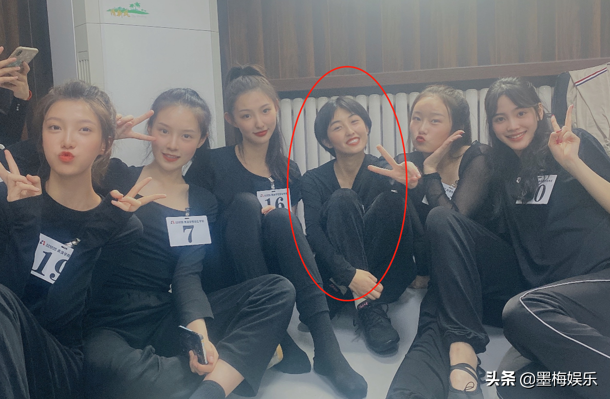 张子枫大学即将分班，网传与同学的大合照，妹妹的颜值绝了