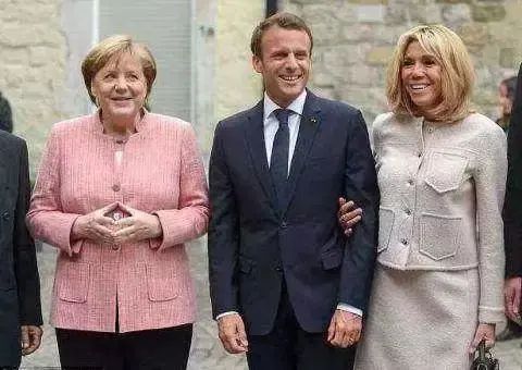 法第一夫人粉衣亮相，又一次扮嫩失败，满屏的