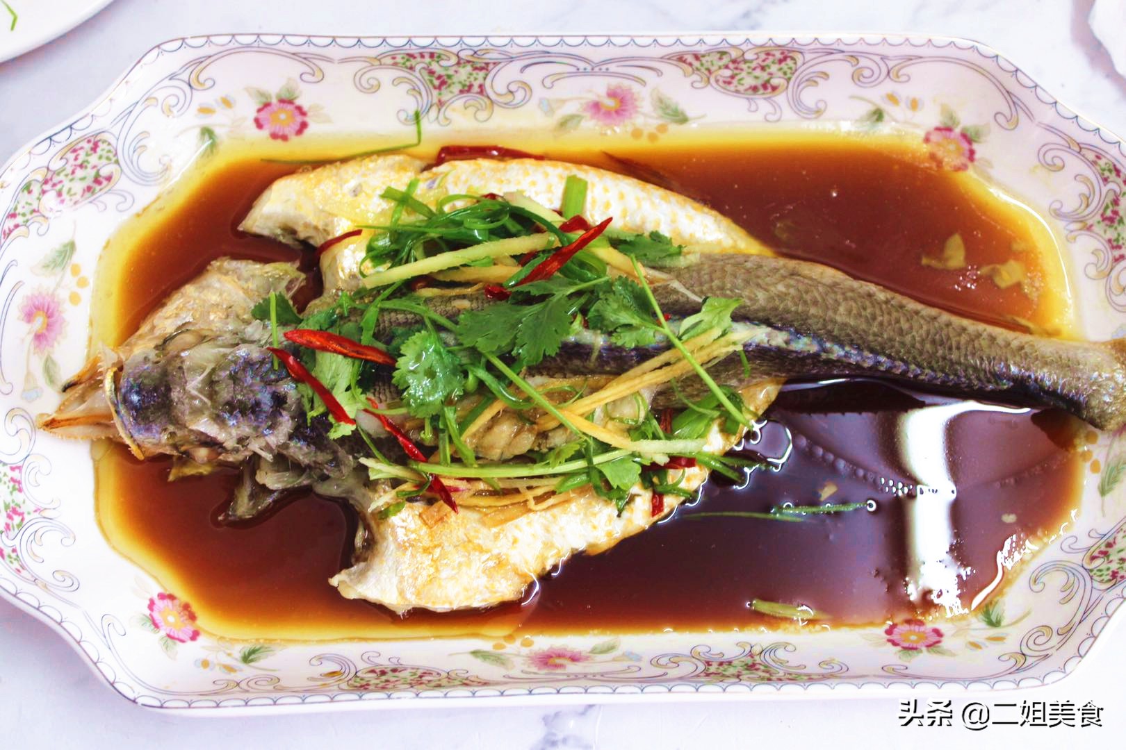 做清蒸魚時，牢記別放鹽和料酒，教您3個技巧，魚肉不腥也不柴