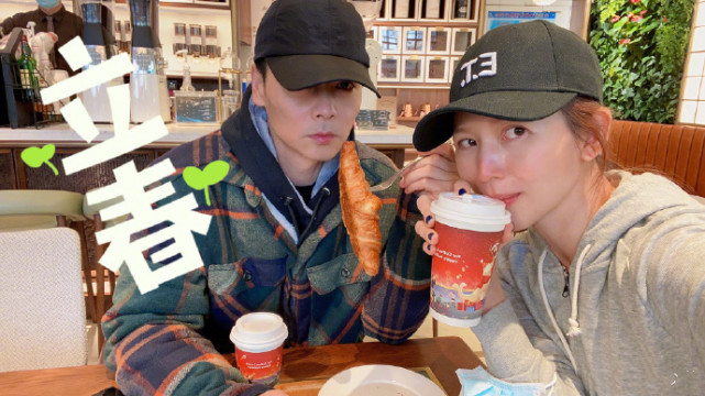 蔡少芬張晉戴情侶帽同框秀恩愛，娘娘自信曬懟臉拍皮膚水嫩無皺紋