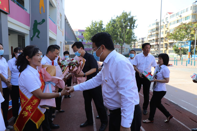 叢臺區(qū)永安中學慶祝第37屆教師節(jié)(圖16)