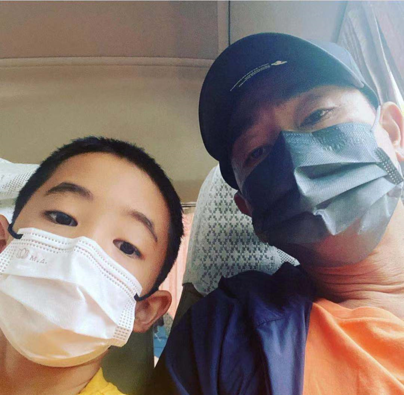 陈小春8岁儿子近照罕曝光！Jasper招风耳抢镜，父子俩大浓眉一样