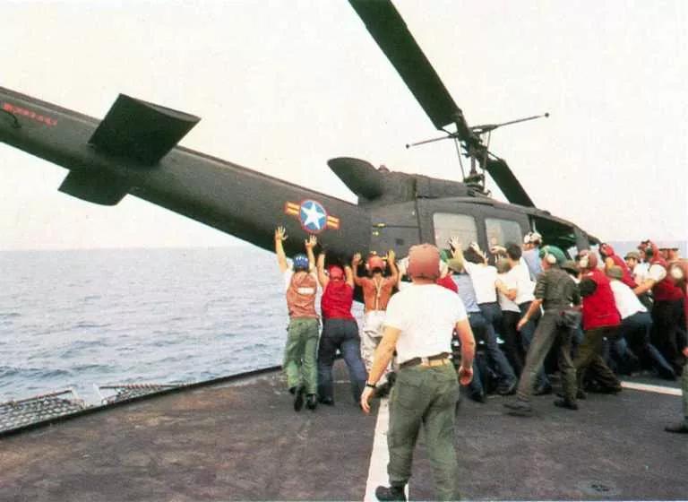 为救家人，南越飞行员战斗力大爆发，冒死降落美军航母