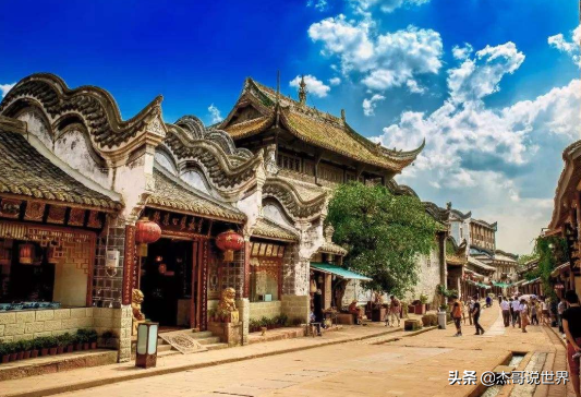 Want to live full of fun, don’t you have to travel to the ancient town and see the picturesque scenery?