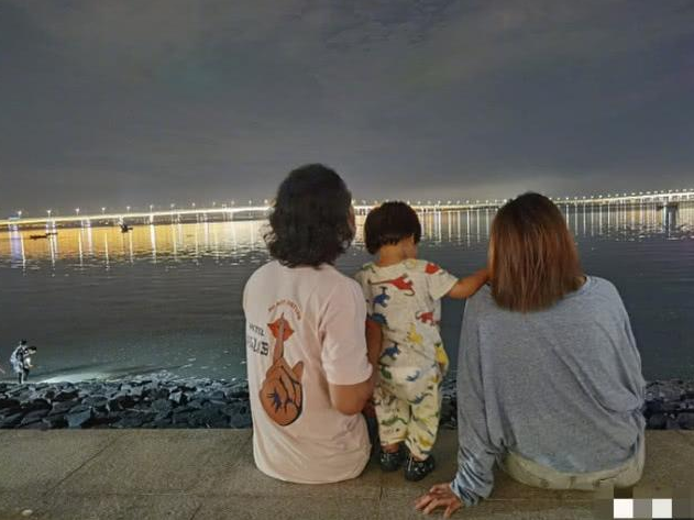 张歆艺晒全家福庆结婚四周年，一家三口同框刷