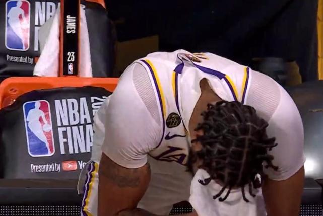 【影片】奪冠後，湖人球員眾生相！老詹緊緊抱著珍妮，一眉哥喜泣而哭，Howard開心得像個孩子！-黑特籃球-NBA新聞影音圖片分享社區