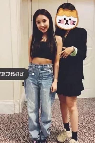 青2庆功宴现场！蔡徐坤西装现身，赵小棠休闲装扮引网友热议