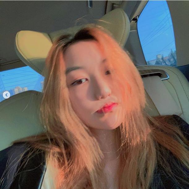 李嫣自拍晒近照，14岁就已出落亭亭玉立，大长腿