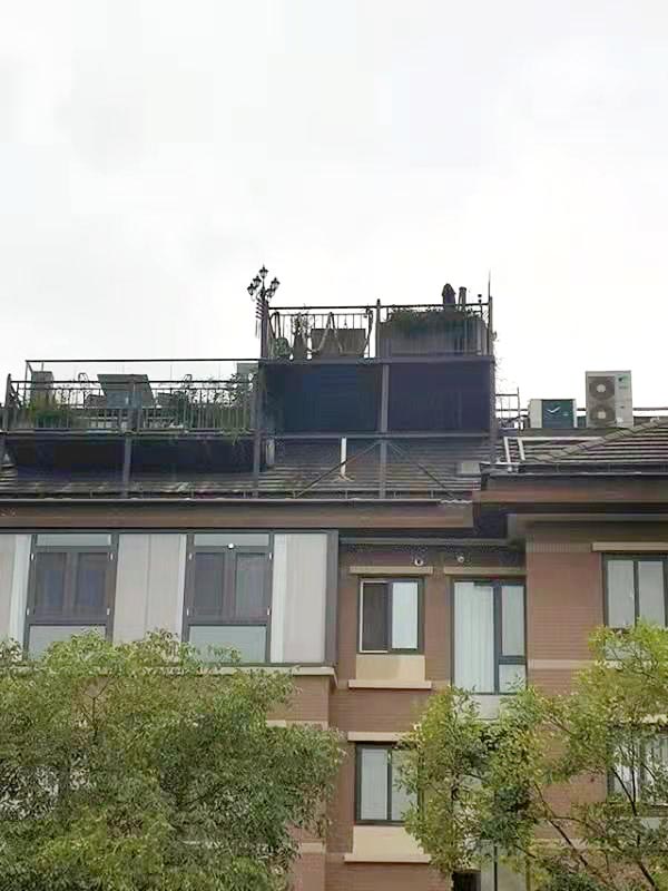 扬州一居民楼楼顶搭建钢结构平台城管将调查