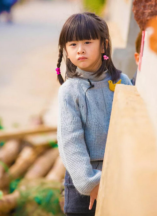 13岁森碟运动照太惊艳！挥拍有力腿部肌肉抢镜，身高已逼近爸爸