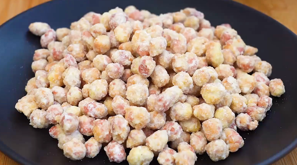 往花生里打2雞蛋，不需要油炸，吃一口嘎嘣脆，過年招待客人特棒