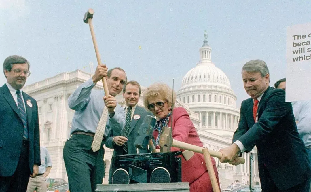 芯片简史：六场产业战争定江山