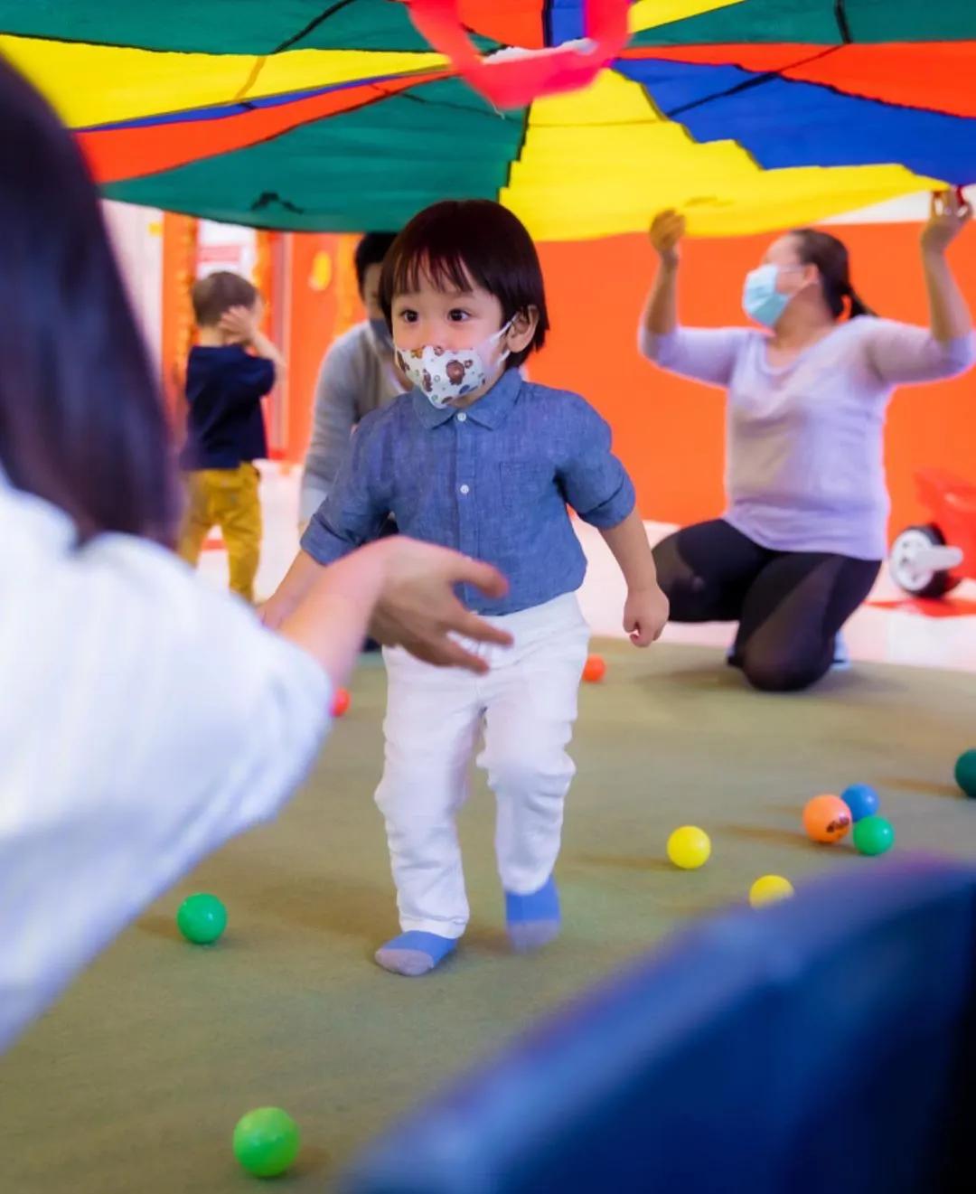 陳凱琳2歲大兒子上學前班，一家三口參加親子活動，互動溫馨有愛