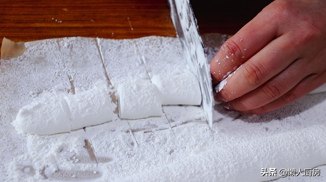 這是棉花糖的簡單做法，只需要4種食材，還可做雪花酥、牛軋糖