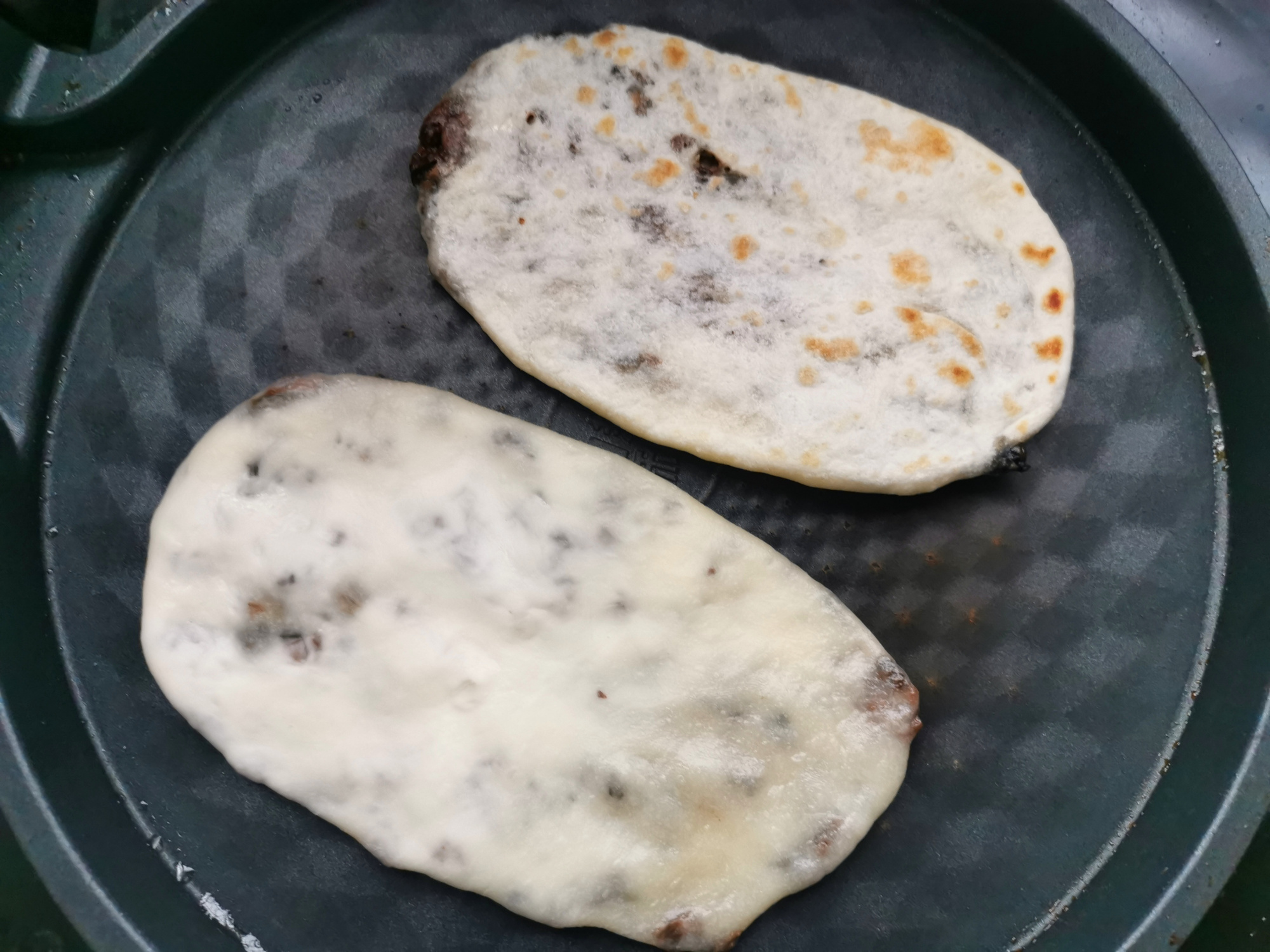 吃了会上瘾的梅干菜饼，不需要发面，不需要油酥，又香又脆真好吃