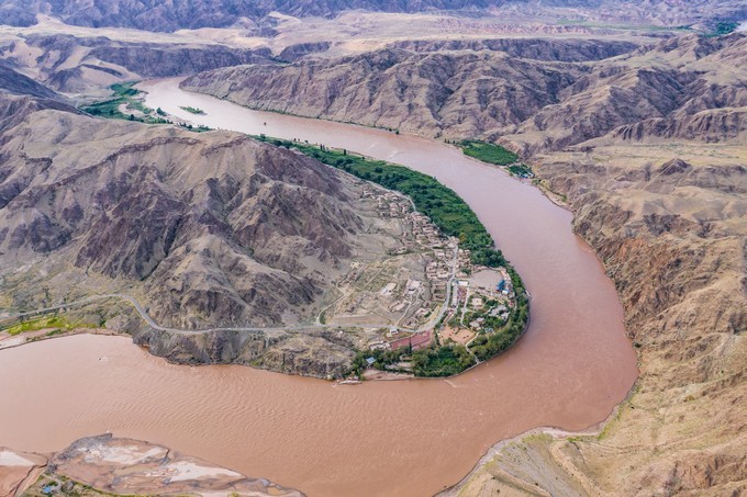Ningxia Zhongwei Highway 66: One side of the desert and the Yellow River, there is also an ancient village hidden