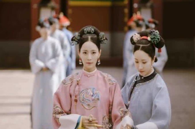 他是容嬷嬷的“儿子”，出道十几年一直不温不