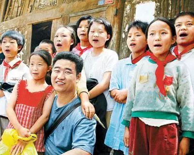 丛飞：一生救助183个贫困儿，和妻子双双早逝，留下年仅5岁的女儿