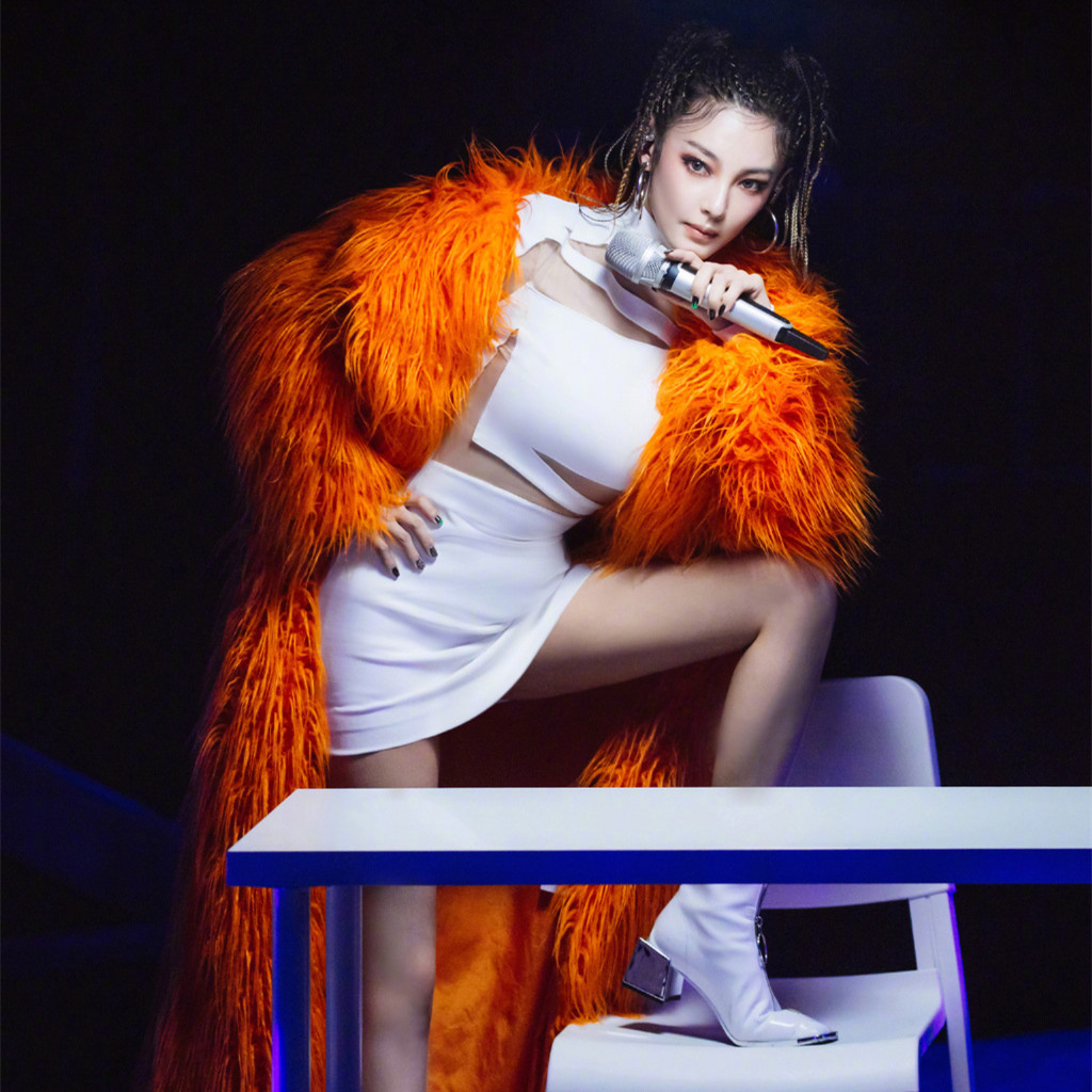 有一种严格叫张雨绮，训练时戴矫正带，前后对