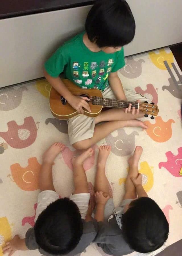 林志穎曬次子學烏克麗麗有模有樣，老三盯著哥哥眼神放空萌態足