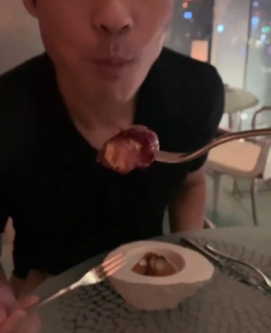 郑嘉颖小22岁娇妻陈凯琳晒生活日常庆生，一家四口泳池玩水超幸福