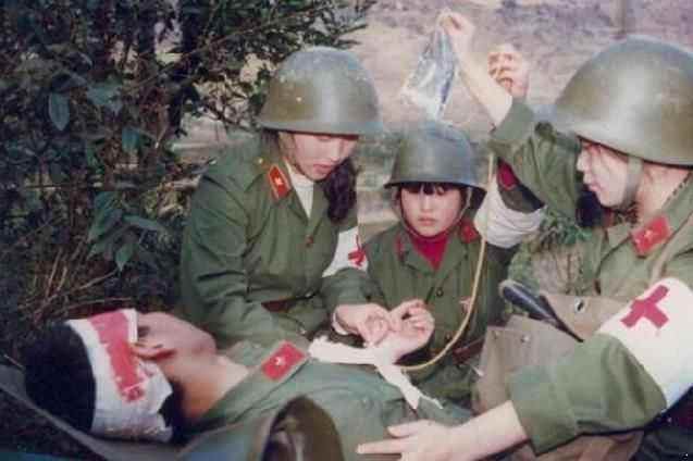 对越作战女神炮手，不用瞄准镜、炮盘炮架，用