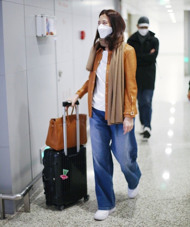 張智霖袁詠儀夫妻顏值太高了，都不懼鏡頭素顏出行，低調秀恩愛