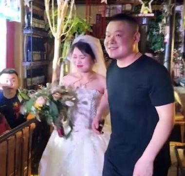 不忘初心的岳云鹏：五姐打工资助他五年，今送她豪车豪宅送她出嫁