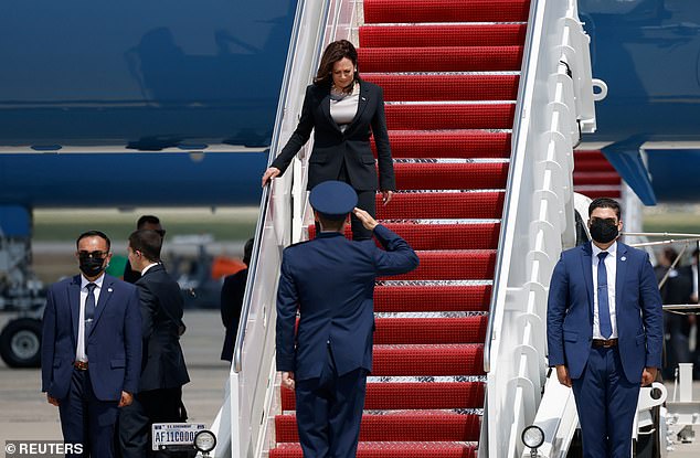 美副總統哈里斯首次外訪被迫返航，“空軍二號”專機突發技術問題