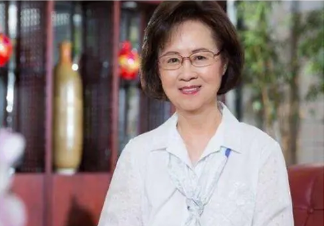 “可云”徐露：巅峰期退隐，嫁大7岁男友，46岁