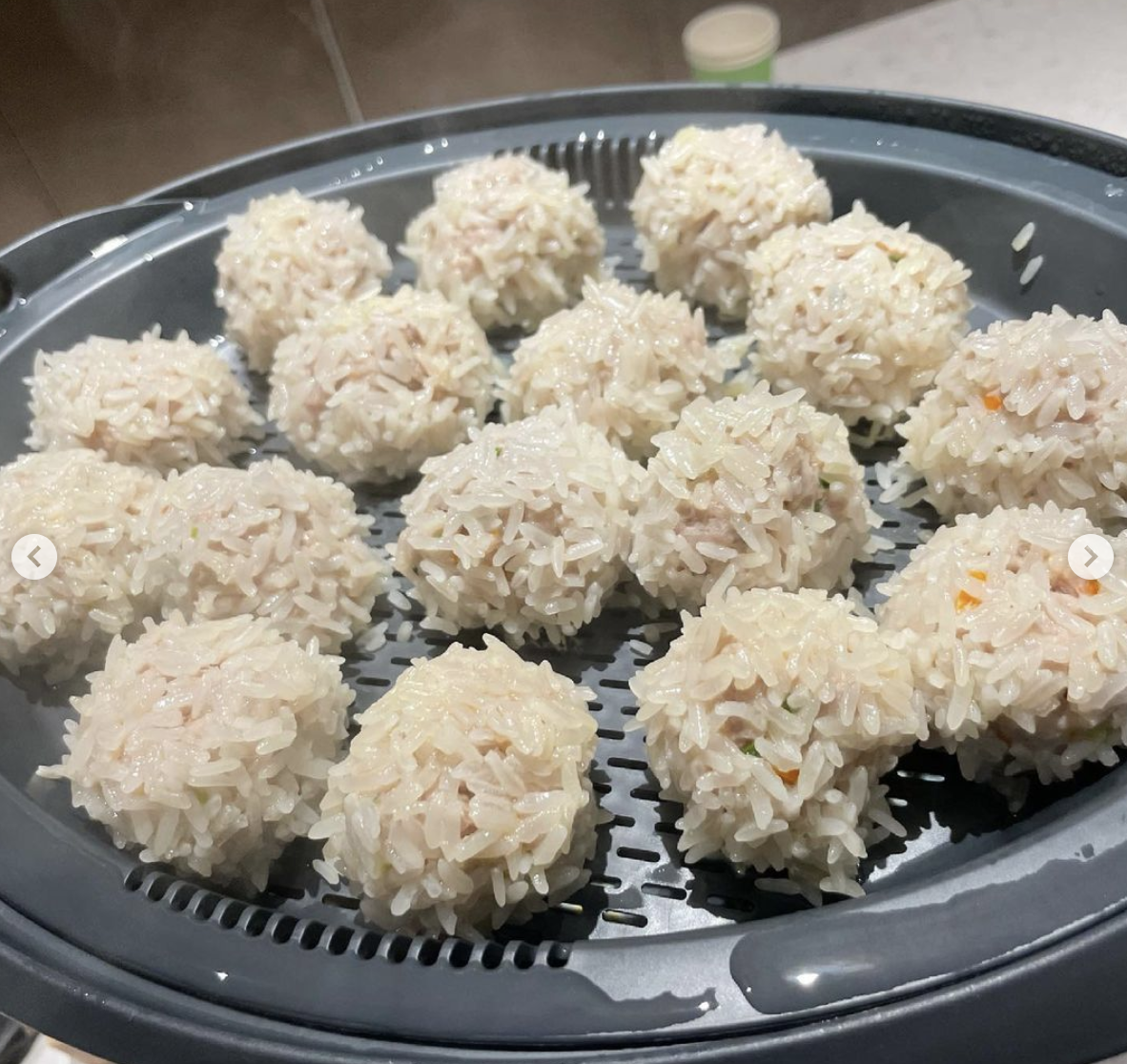 昆凌攜兒女為周杰倫做珍珠奶茶，姐弟可愛出鏡，豪宅廚房面積超大